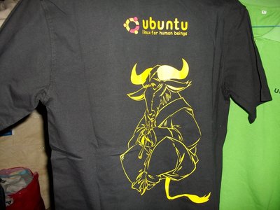 黑T恤，背面GNU标识。