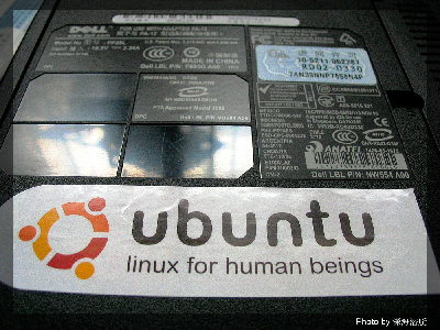 秀一下我的ubuntu的logo，这个是我去年从ubuntu官网订购的一套ubuntu安装盘送的几张贴纸。贴上去还是蛮漂亮的。哈
