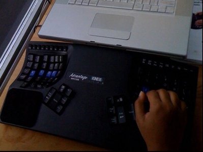 11.标准键盘为戴尔造，但也有许多人选择下图的Kinesis键盘