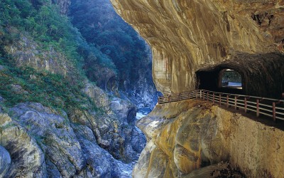 太鲁阁，位于立雾溪的下游，靠近中横公路的入口处. 太鲁阁是台湾东部山区最著名的风景胜地。太鲁阁也是原住民的语言，意思是“伟大的山脉”。由于地壳的隆起作用几立雾溪河水不断的侵蚀切割，使得大理石岩层外露，因而形成陡峭的太鲁阁景观，主要分布在长春祠、燕子口几九曲洞一带。